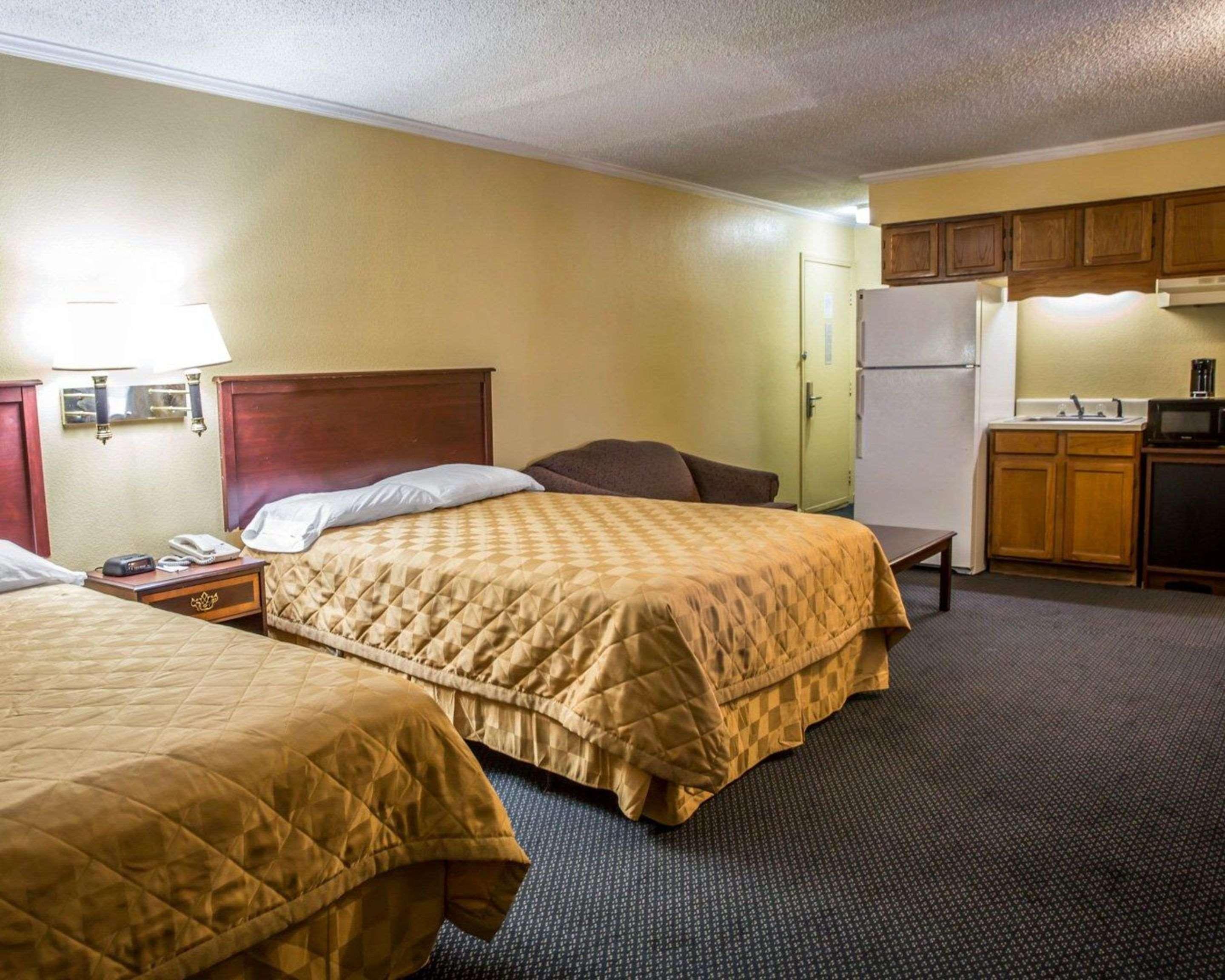 Rodeway Inn & Suites Plymouth Hwy 64 Exterior foto