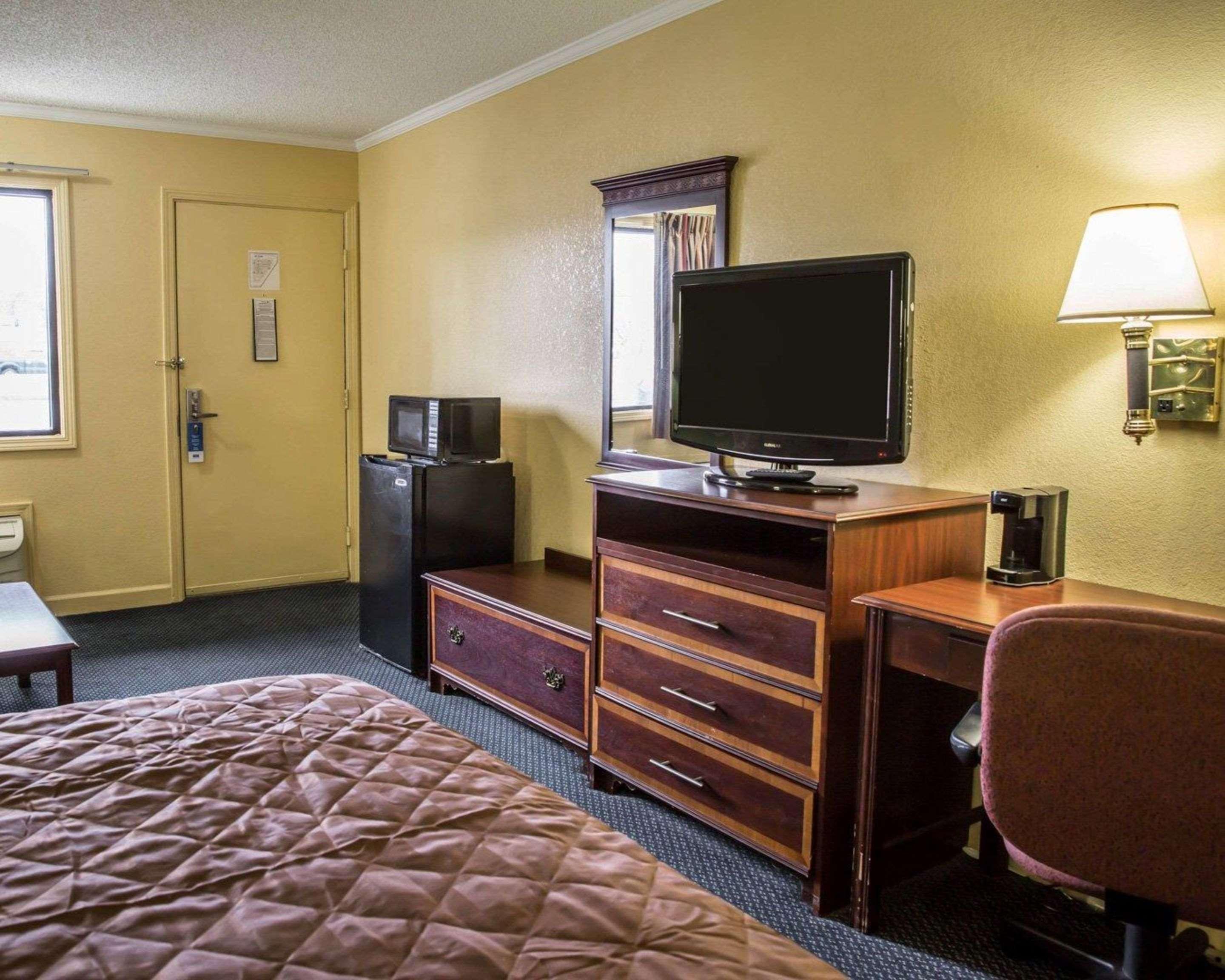 Rodeway Inn & Suites Plymouth Hwy 64 Exterior foto