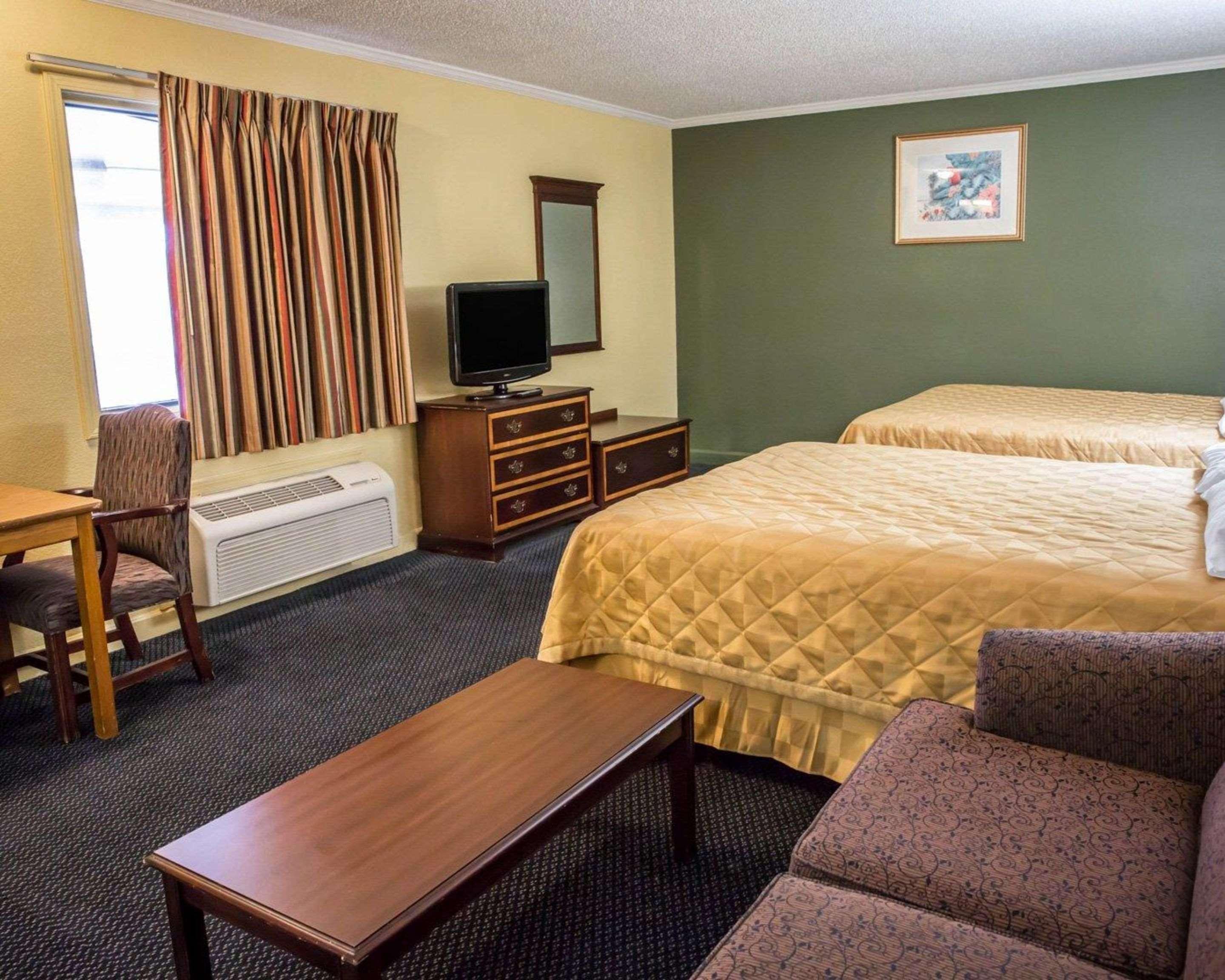 Rodeway Inn & Suites Plymouth Hwy 64 Exterior foto