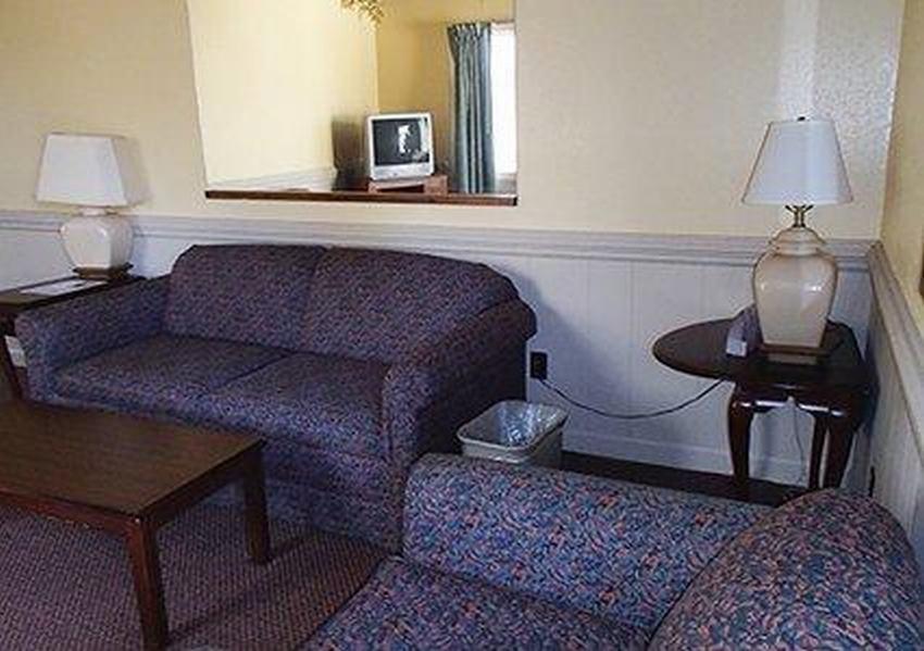 Rodeway Inn & Suites Plymouth Hwy 64 Exterior foto